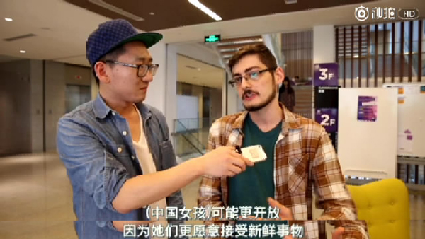 外國人街訪：和中國人談戀愛時，老外最“嫌棄”哪點