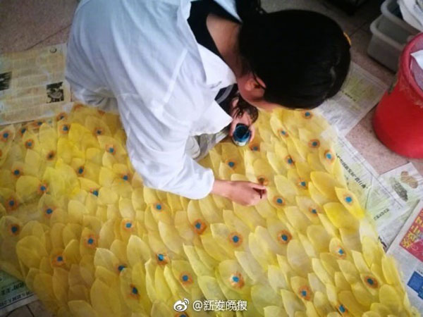 6000片树叶做出美裙 原来他们是这么做到的！